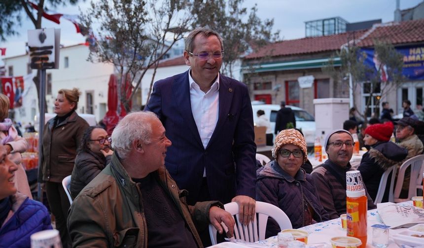 Ayvalık’ın Cunda Adası’ndaki iftara binlerce vatandaş katıldı