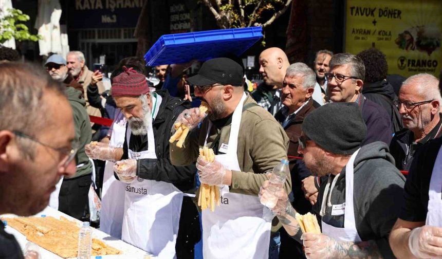 5 dakikada 11 metre börek yedi, 10 gram altının sahibi oldu