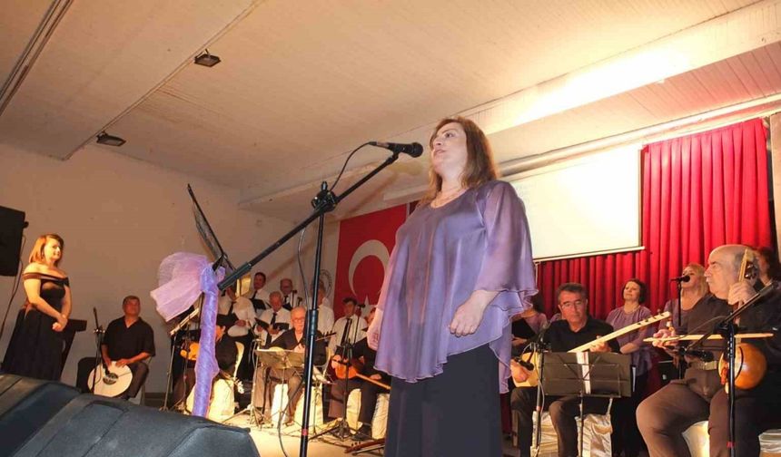 Balıkesir’de Halk Eğitimi Korosu 7’ni konserini verdi