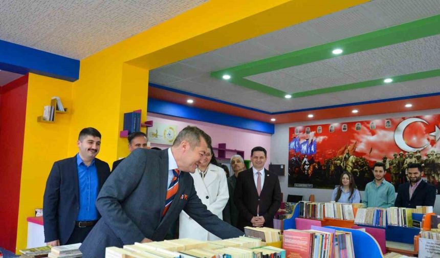 BŞEÜ’den lise öğrencilerine 236 adet kitap hediye edildi