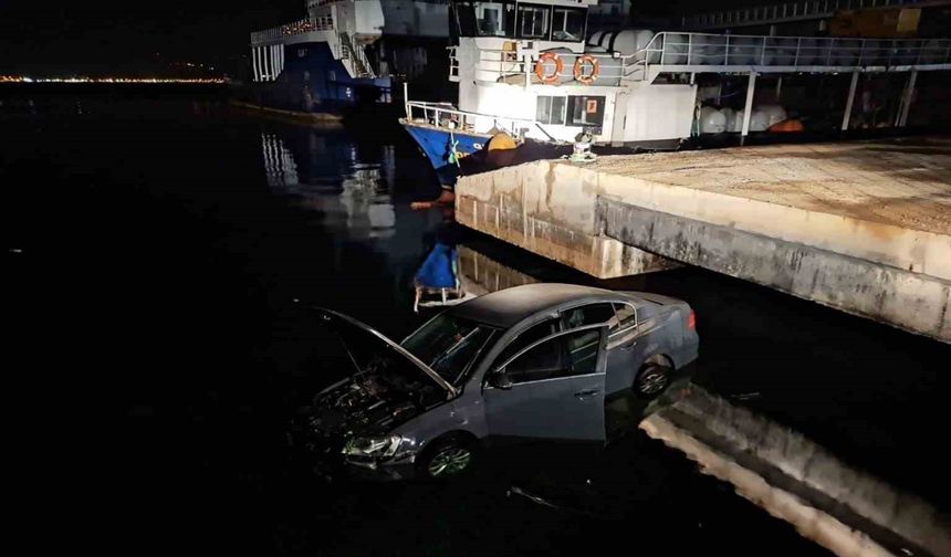 Çanakkale’de park halinde olan otomobil denize düştü