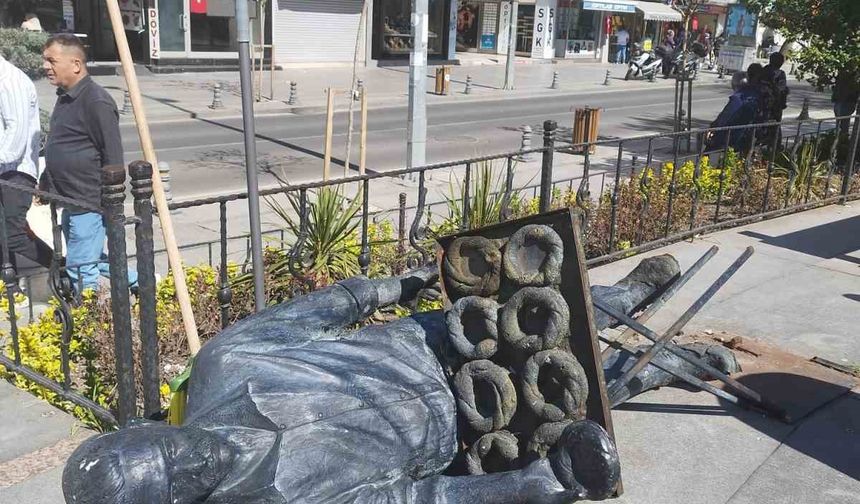 Çorlu Belediyesi tarafından yapılan simitçi heykeli, depreme dayanamayıp yıkıldı