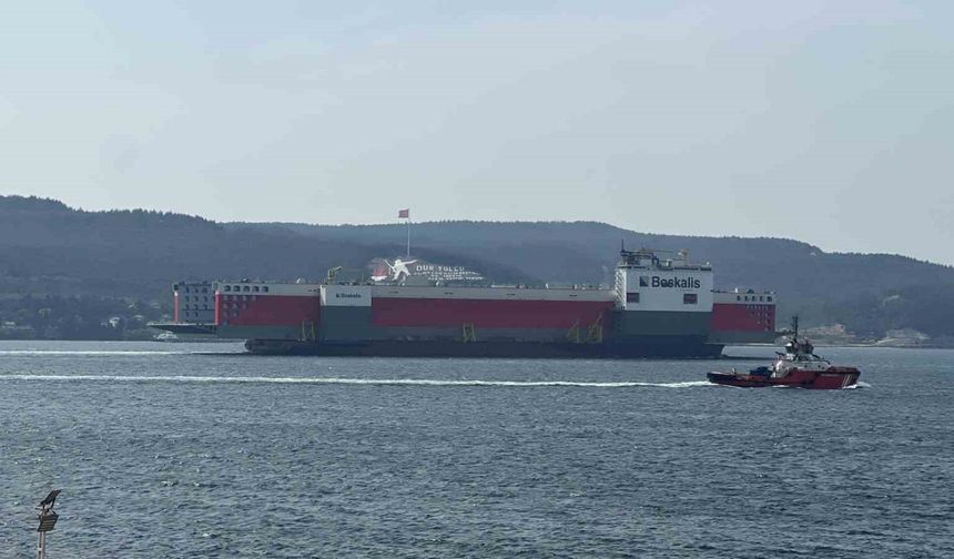 Dev Yüzer Havuz Çanakkale Boğazı’ndan geçti