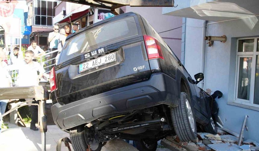 Edirne’de iş yerine ve apartmana çarpan cip askıda kaldı: Kaza anı kamerada