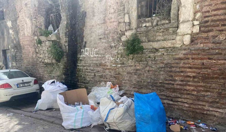 Fatih’te Acımusluk Sokağı Sarnıcı hurda ve kağıt deposu olarak kullanılıyor