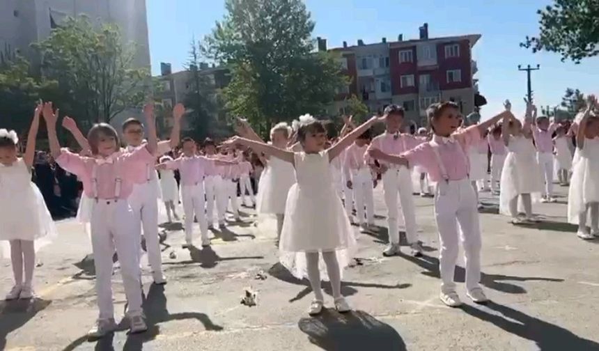 Flamingolar öğrenciler ile beraber dans ettiler