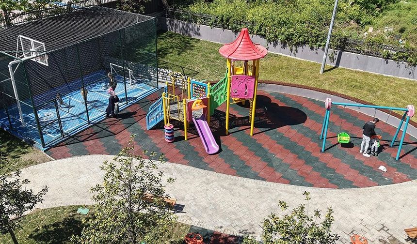 Gaziosmanpaşa’da parklar yenileniyor, çocukların yüzü gülüyor