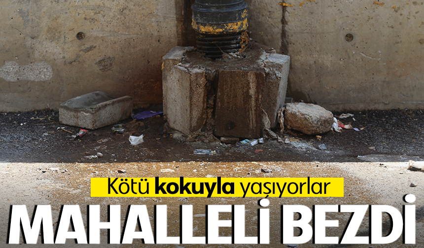 Bursa'da  caddeye akan foseptik borusu mahalleyi canından bezdirdi