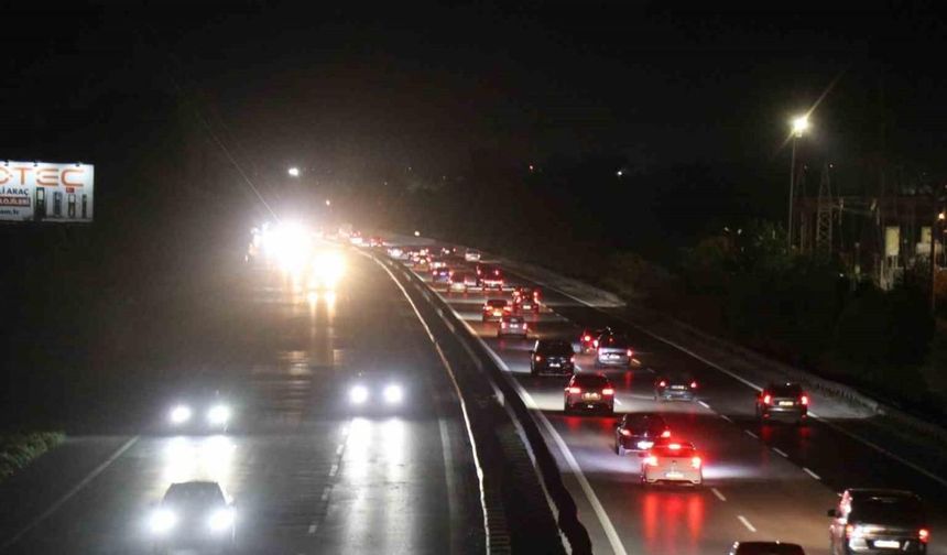 Bayramın bitmesini beklemeyenler otoyolda akıcı yoğunluk oluşturdu