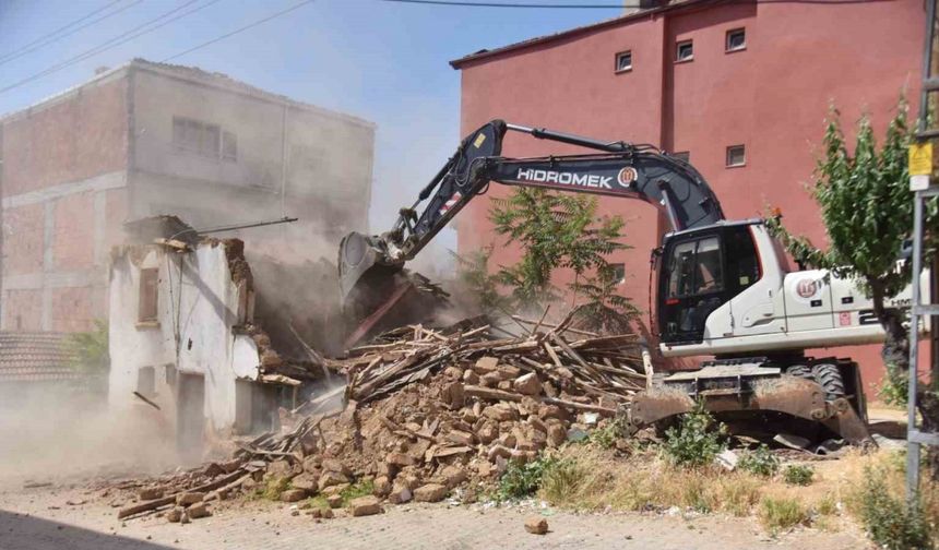 Bilecik’te metruk binalar yıkılıyor