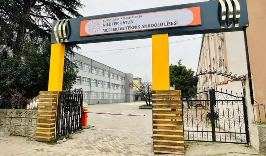 Gidemedikleri okullarında mezuniyet coşkusu yaşadılar