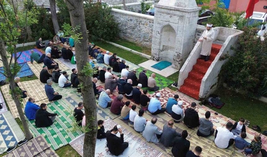 Tarihi namazgahta bayram namazı