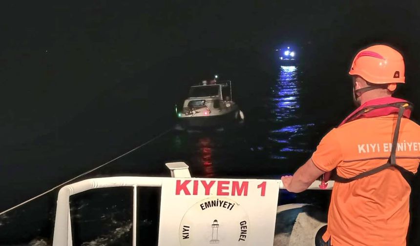 Çanakkale Boğazı’nda dümen arızası nedeniyle sürüklenen tekne kurtarıldı