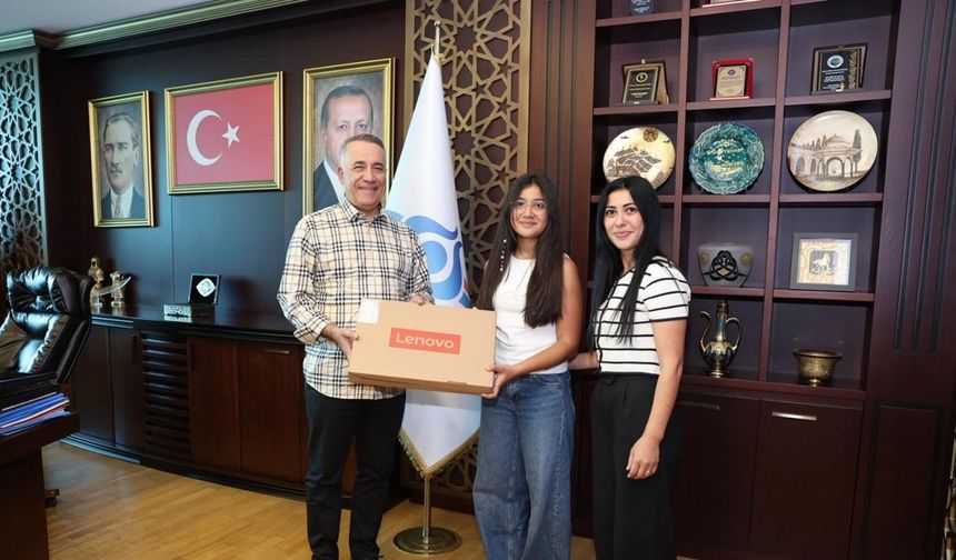 Sultangazili gençlerden büyük başarı: 2 LGS birincisi Başkan Dursun’u ziyaret etti