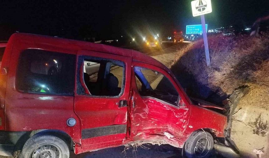 Keşan’da araçlar çarpıştı: 2 kişi yaralandı