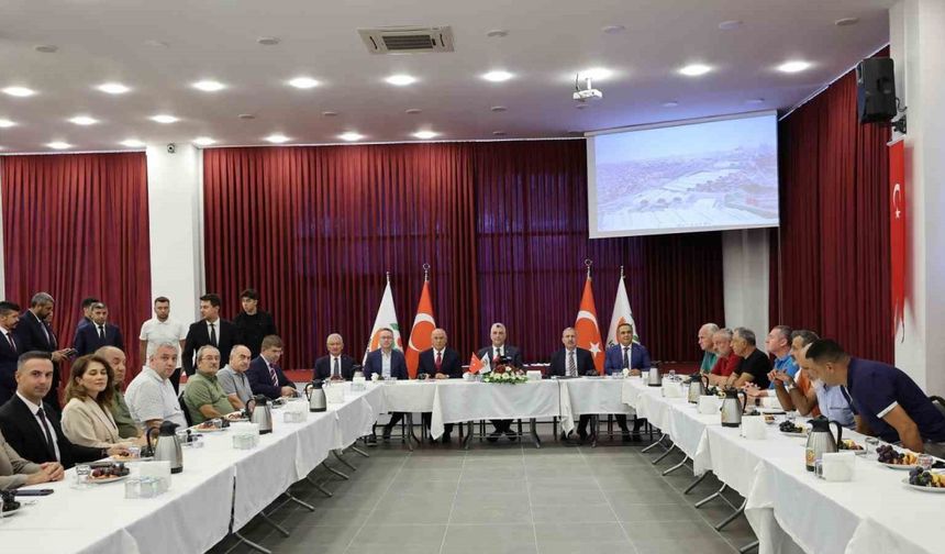 Ticaret Bakanı Ömer Bolat, gıda toptancıları ile bir araya geldi