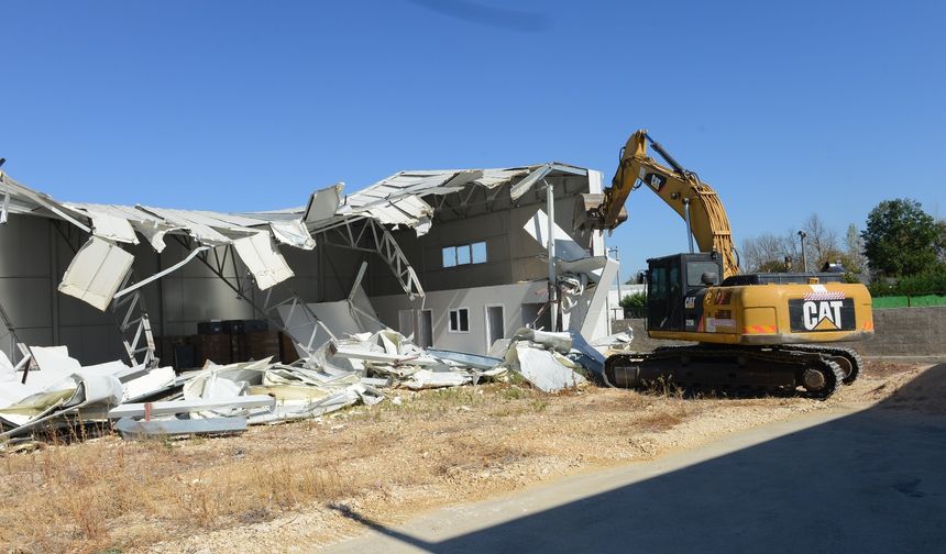 Bursa Ürünlü'de 2 kaçak yapı yıkıldı