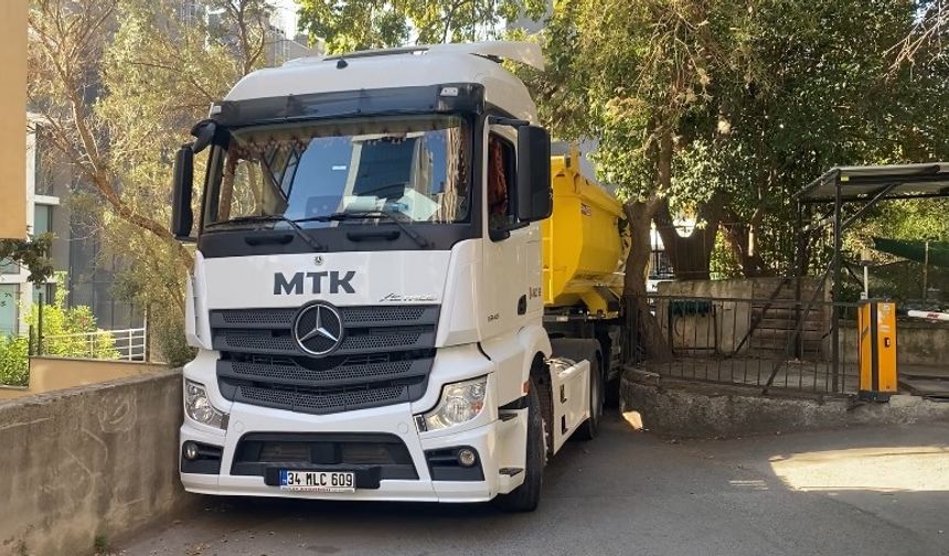 Kadıköy’de hafriyat kamyonu ara sokakta sıkıştı