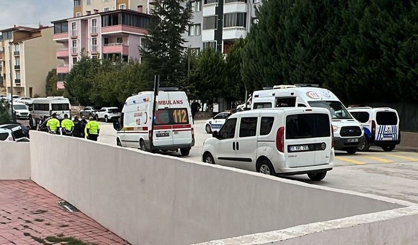 Aracını 3 kişinin üzerine sürdüğü anlar kameraya yansıdı