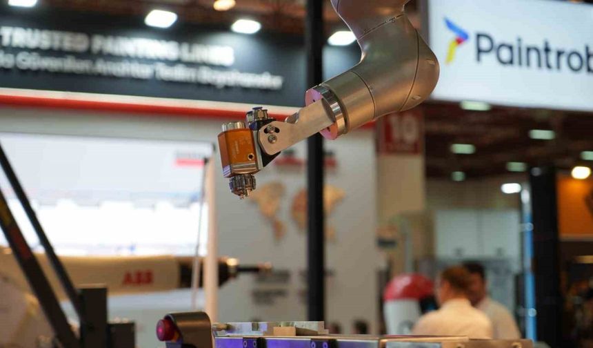 İnsanı algılayan robotik kollar endüstriyel boyama yapıyor
