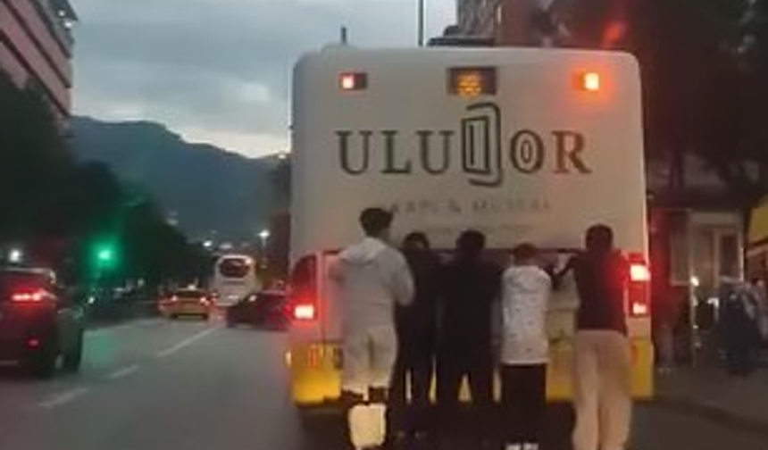 Bursa'da hareket halindeki araçlara tutunan gençler, kazaya davetiye çıkardı