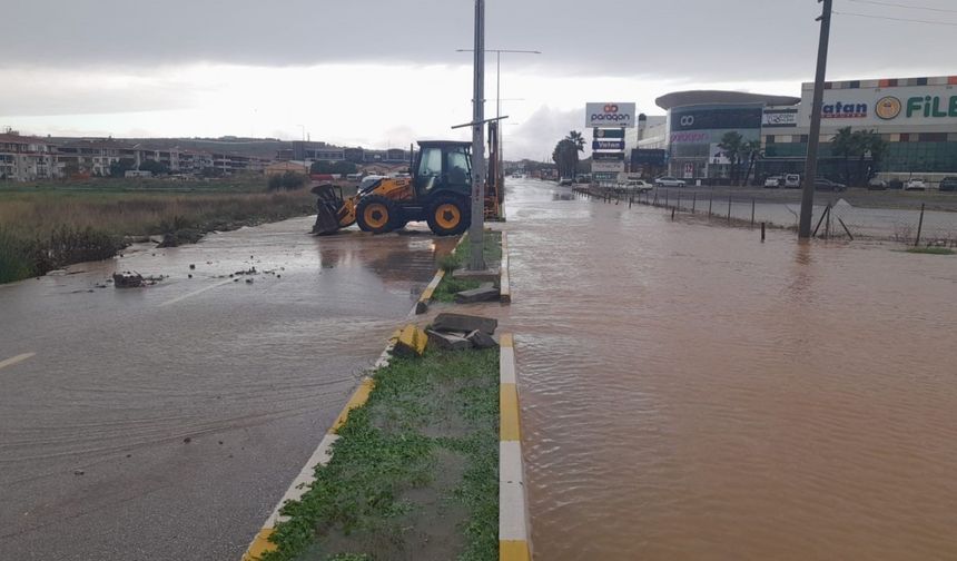 Ayvalık’ta metrekareye 105.3 kilogram düşen yağış hayatı felç etti
