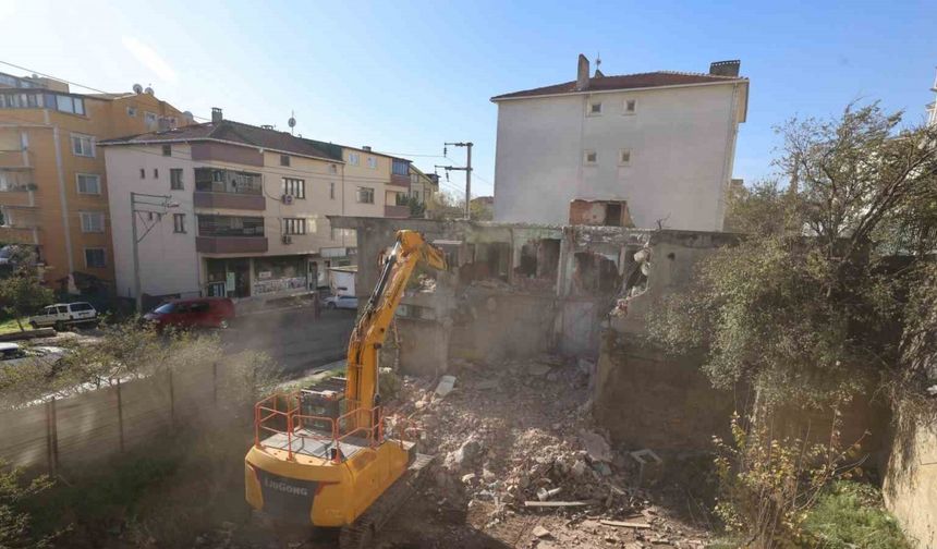 Çayırova’da metruk bina yıkıldı