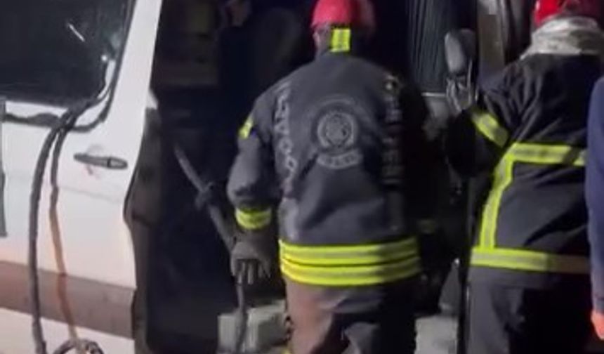 Dilovası’nda tır ile işçi minibüsü çarpıştı: 9 yaralı