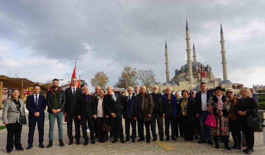 Edirne’de Ticaret Lisesi mezunları Selimiye’nin gölgesinde buluştu