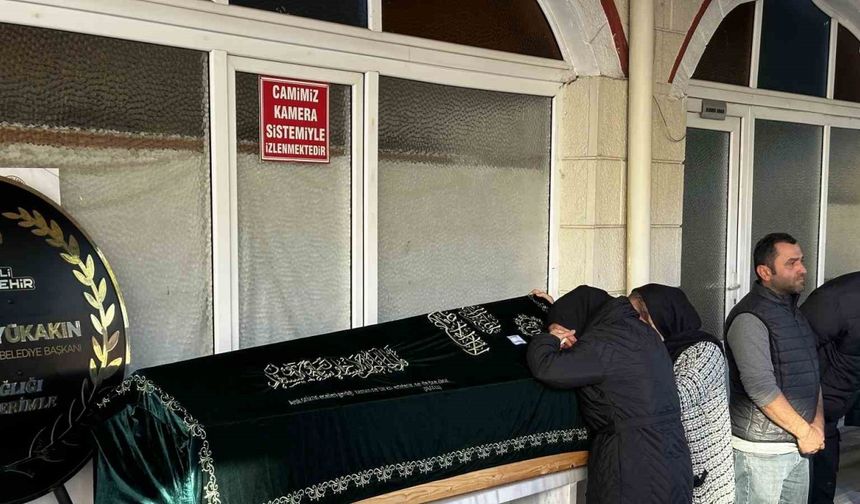 Fabrika yangınında ağır yaralanmıştı: Hastanede hayatını kaybeden Yıldız, son yolculuğuna uğurlandı