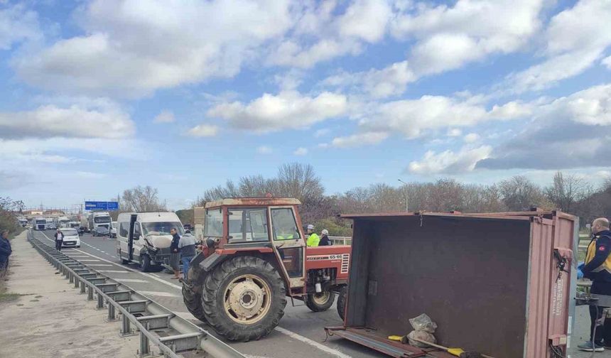Midibüs traktör römorkuna çarptı: 1 yaralı