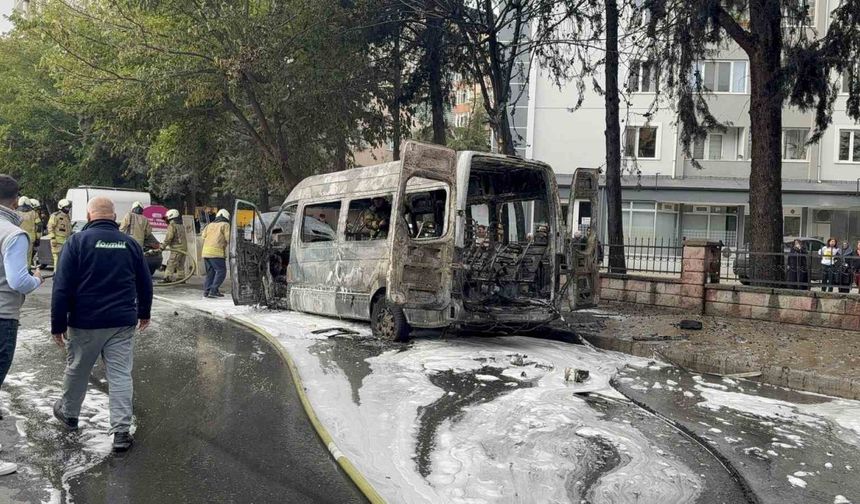Park halindeki minibüs küle döndü; o anlar kamerada