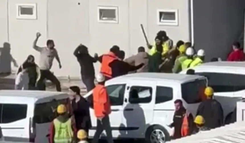 İnşaatta dehşet anları! İşçiler arasında taşlı sopalı kavga
