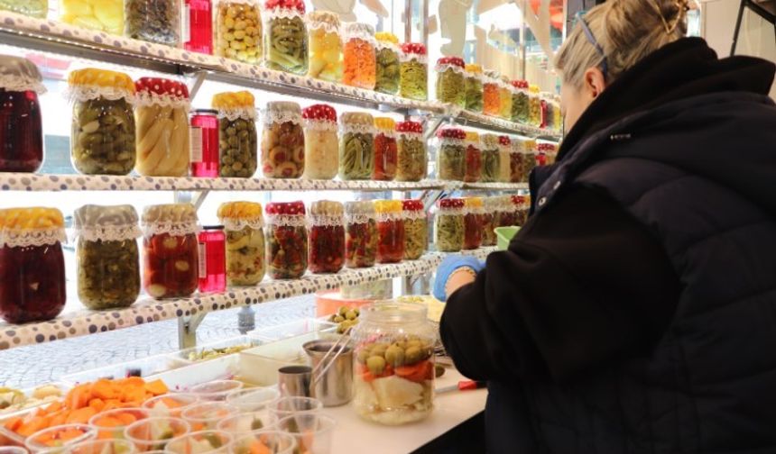 Neşeli Günler filmi gerçek oldu: Eşinin dükkanı karşısına turşucu açtı