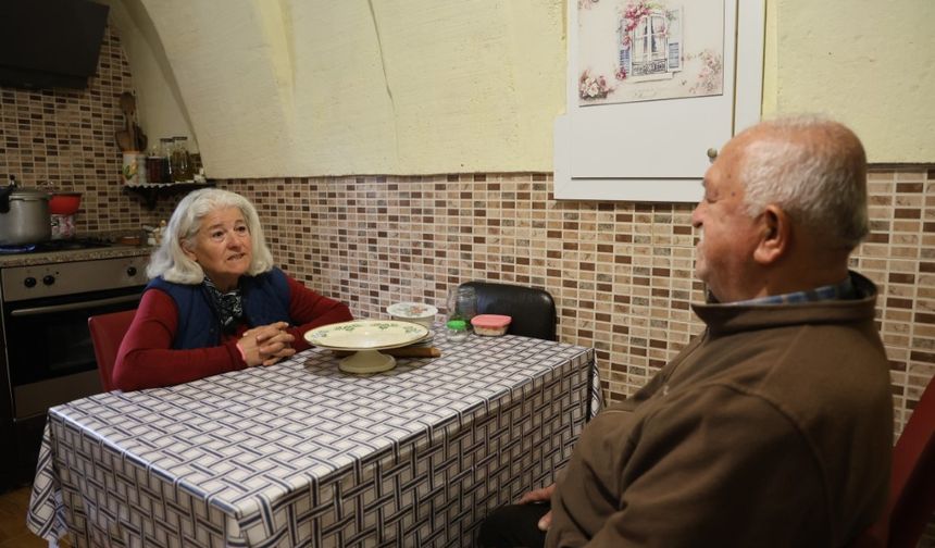 55 yıldır tersten okuyup tersten konuşuyor