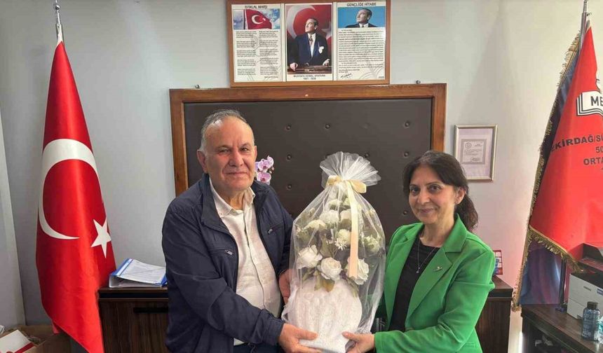 Emekli olan 38 yıllık öğretmene duygusal veda