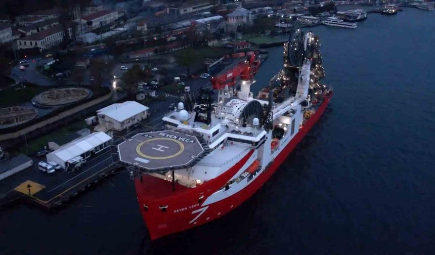 Sakarya gaz sahasında Faz 2 çalışmalarında denizaltına boru hattı kuracak Seven Vega havadan görüntülendi