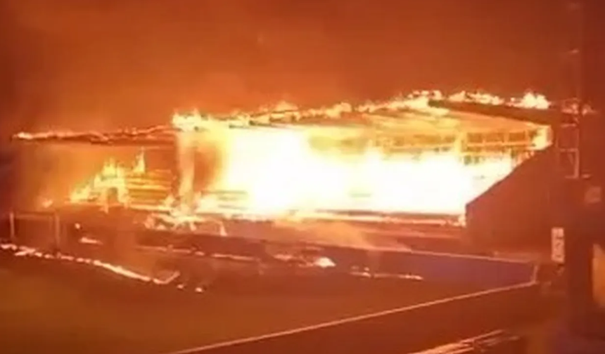 Kulüp küme düştü, çocuk taraftarlar stadyumu ateşe verdi