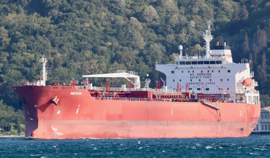 Türk petrol gemisi Afrika açıklarında batıyor!