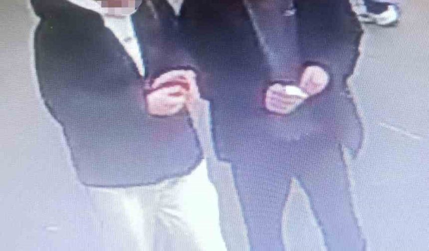 Arnavutköy'de AVM'de parfüm hırsızlığı kamerada