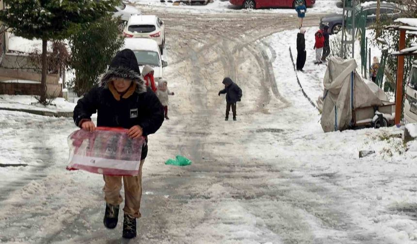 Arnavutköy'de kar yağışıyla kayak pistine dönen sokak dronla görüntülendi