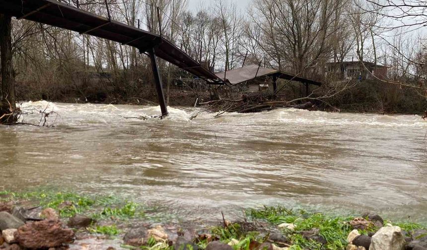 Ayvacık'ta şiddetli yağış: Çay ve dere taştı, yollar ve tarım arazileri sular altında kaldı