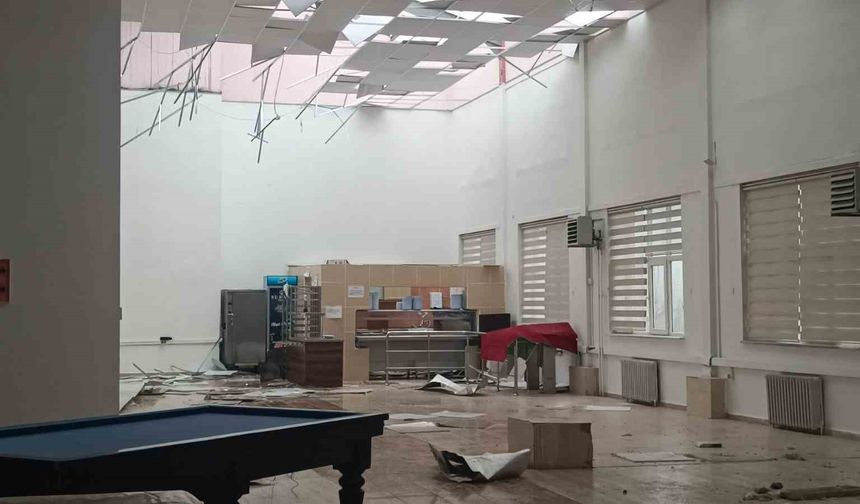 Bilecik'te yaşanan fırtınada çatılar uçtu, ağaçlar devrildi