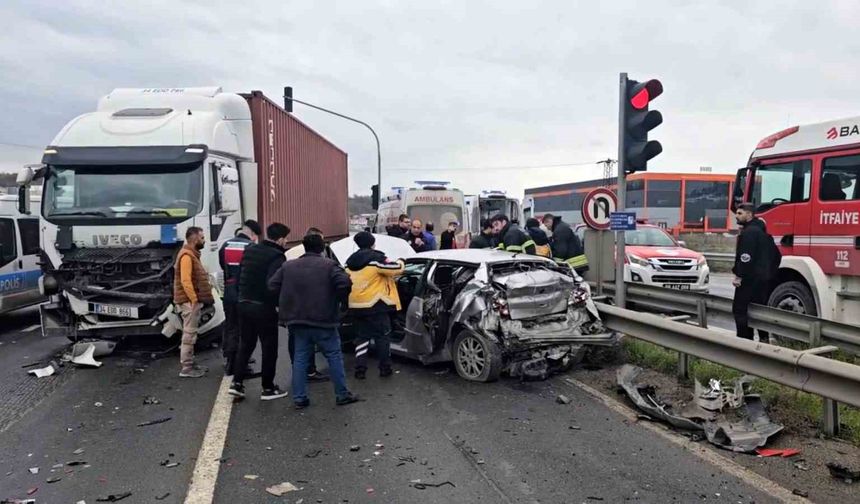 Çerkezköy'de tır otomobile arkadan çarptı: 3 yaralı