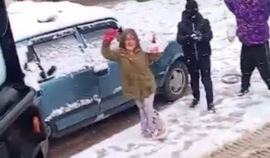 Çocuklar karları temizlemesin diye temizleme aracını kartopuna tuttu