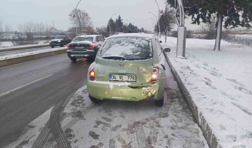 Edirne'de kar yağışında zincirleme kaza: 9 araç birbirine girdi