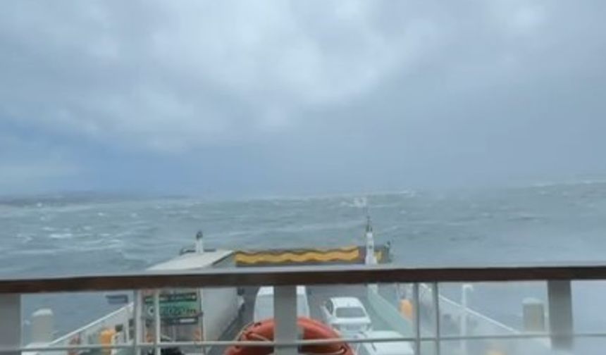 Eskihisar iskelesine yanaşamayıp sürüklenen arabalı feribot güvenli bölgede fırtınanın geçmesini bekliyor