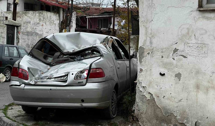 Gaziosmanpaşa'da çatı uçtu, otomobiller zarar gördü
