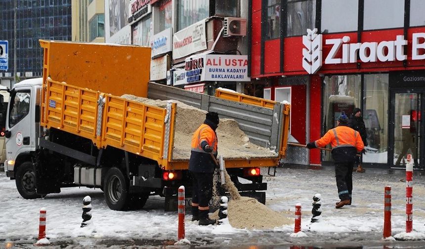 Gaziosmanpaşa'da karla mücadele için ekipler 7/24 sahada