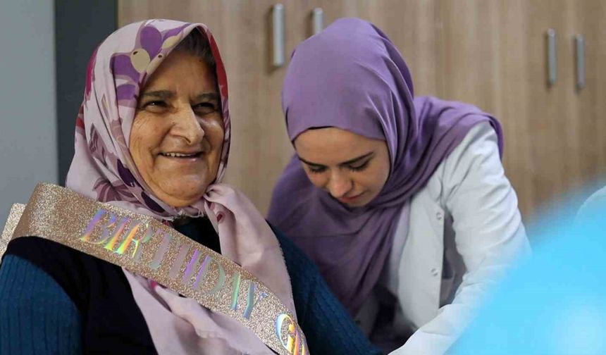 Hayatındaki ilk doğum gününü 77 yaşında kutladı